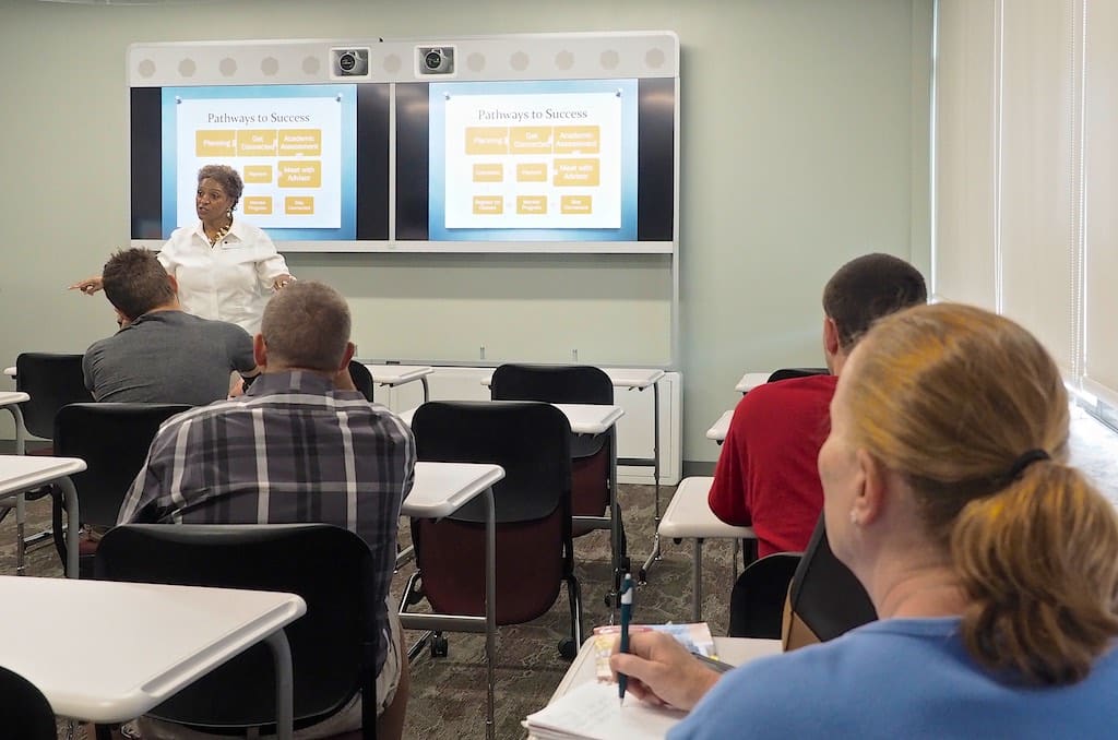 Students consulting with A-COO advisors